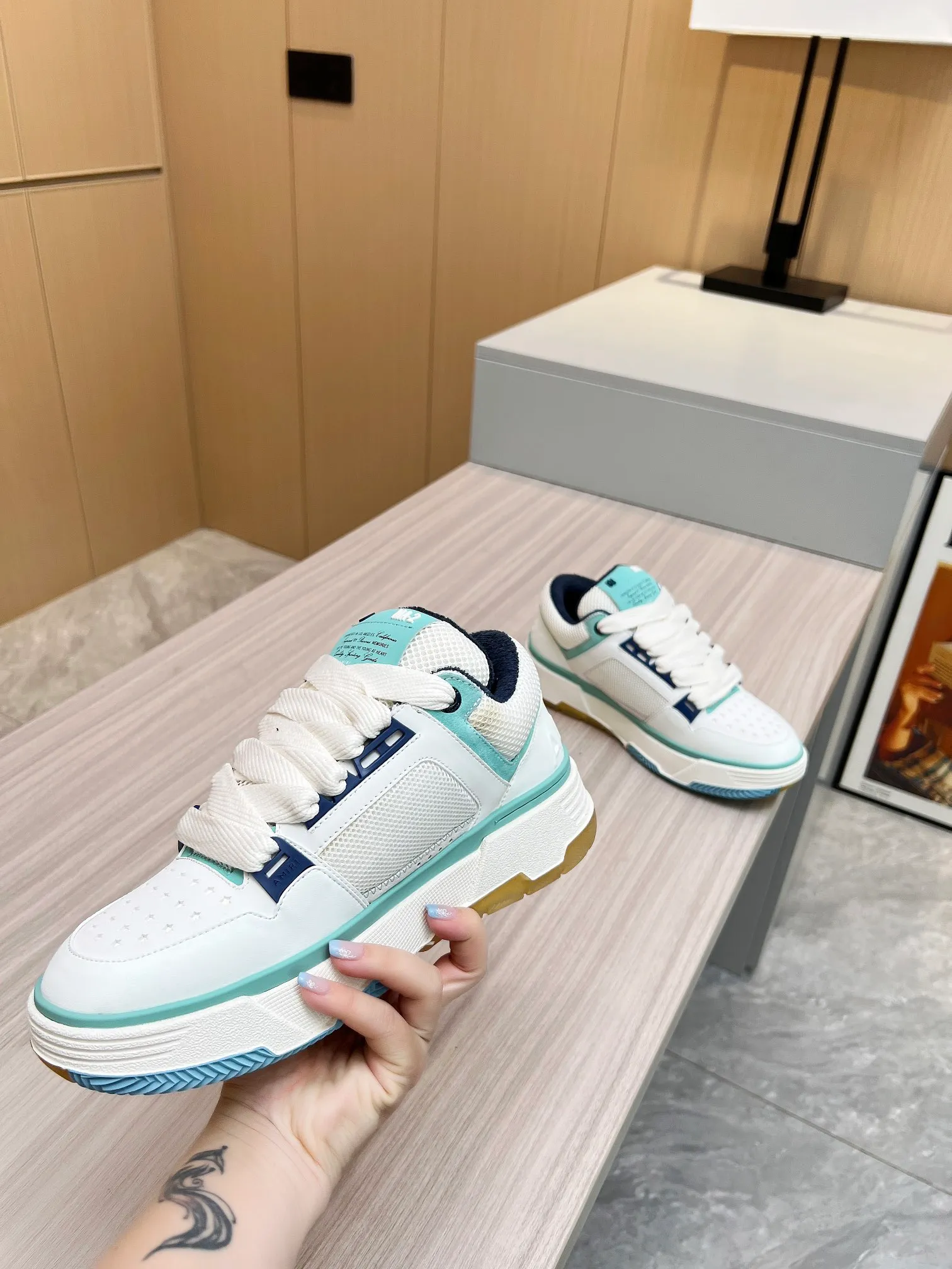 p620💰Men's shoes Amiri Emile's 2023 spring and summer new MA-1 bread shoes, couple models, casual sports shoes, sneakers Amiri gave up the rock punk style in the new season and used a large number of unsaturated colors, Morandi tones, whether you see or wear them, it will make people very happy. The large tongue of the bread shoes continues, shortens the length of the shoe body, thickens the midsole, and the toe part is more rounded. Amiri's brand letters and MA logo appear on the side of the shoe. Fabric: Original customized imported first-layer cowhide + mesh. Lining: Original customized breathable towel lining. Outsole. Foam combination material. Bottom thickness: 4CM. Size: Men's 39-45